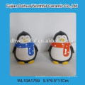 Cutely pingüino de cerámica azúcar y crema conjunto con una cuchara